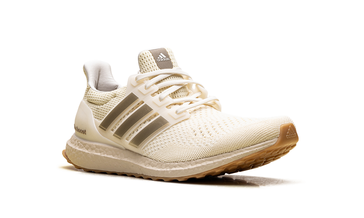 UltraBoost 1.0 WMNS "Warm Vanilla Cyber Metallic" JS1265